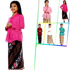 Puede incluir: Una persona joven con un top kebaya rosa brillante con ribete de encaje y una falda larga batik con estampados florales y geométricos. La imagen también muestra otras variaciones del atuendo en diferentes colores.
