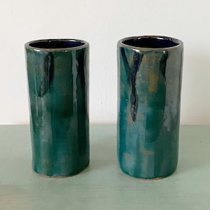 Conjunto de 2 jarrones de cerámica esmaltados en verde, hechos a mano y firmados en 1978.