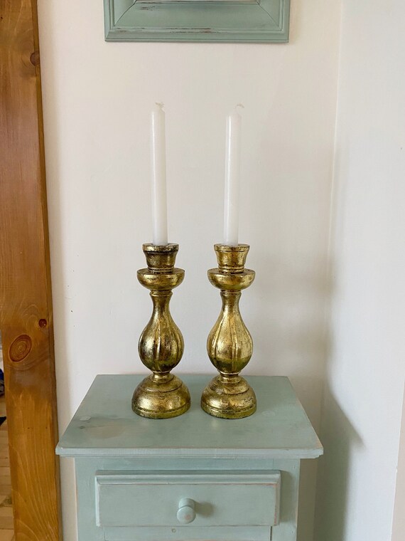 Coppia di portacandele in legno tornito, portacandele rustico conico vintage dipinto in oro - Italia