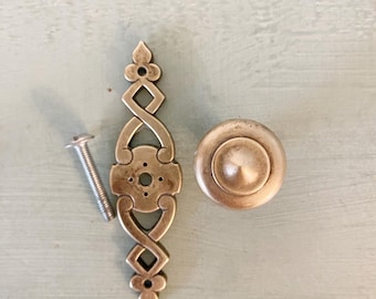 Set of 4 Vintage Drawer Knobs with Backplates – Brass Tone Cabinet Pulls, French Provincial Furniture Hardware