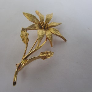 Pretty Designer Dodds Brushed Gold Tone Large Flower Brooch