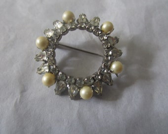 Vtg Pretty Faux Pearl & Rhinestone Circle Brooch