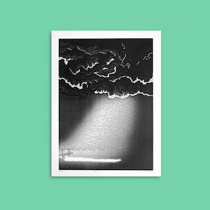 Peut inclure: Estampe en noir et blanc représentant une scène nocturne dramatique. Des nuages sombres et texturés dominent la partie supérieure, avec une zone lumineuse en dessous. Un navire est visible à l'horizon. L'estampe porte le texte "10/50" et "seaworthy".