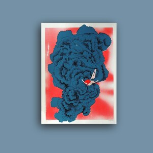 Könnte beinhalten: Kunstdruck mit einer surrealen Illustration. Eine Figur mit roten Haaren und rotem Oberteil taucht in eine große, dunkelblaue Wolke vor rotem und weißem Hintergrund. Das Kunstwerk hat eine Vintage-Ästhetik.