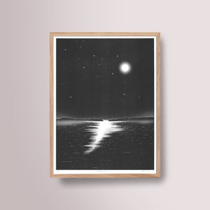 Peut inclure: Estampe en noir et blanc d'un paysage marin au clair de lune. L'œuvre représente une pleine lune brillante et des étoiles dans le ciel nocturne, se reflétant sur l'eau. L'estampe est encadrée dans un cadre en bois naturel.