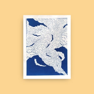 Peut inclure: Impression d'art abstrait avec un motif bleu et blanc. L'œuvre présente un motif tourbillonnant avec des lignes et des formes détaillées, créant une texture visuelle dynamique. L'impression est sur fond blanc avec une bordure bleue.