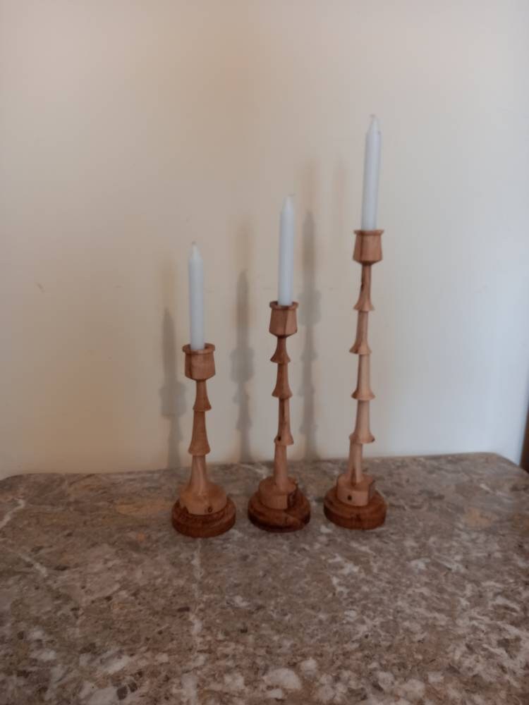 Due candelieri decorationschale fatti di legno 