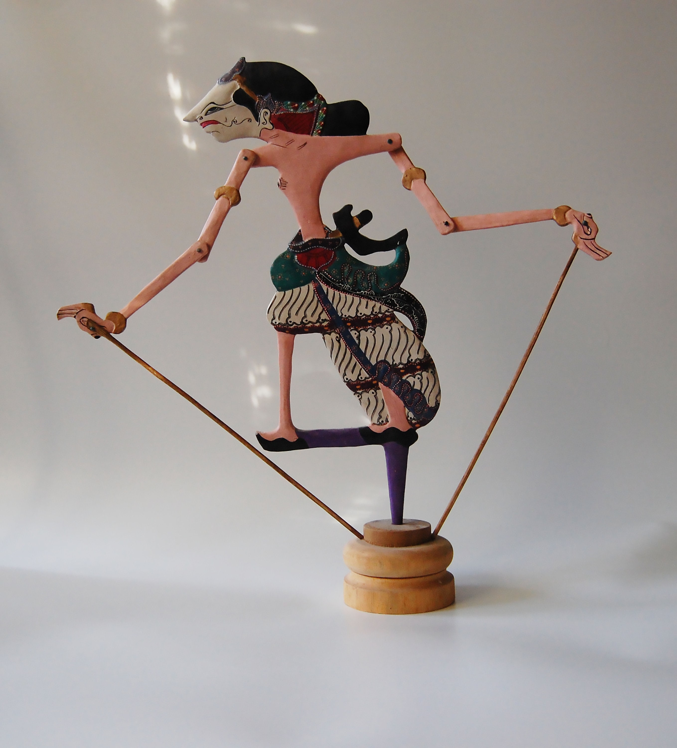 Single Puppet Round Stand