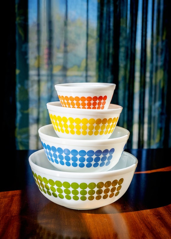 Amazing, Shiny, Crisp Pyrex Dots Mixing Bowl Set, in Great