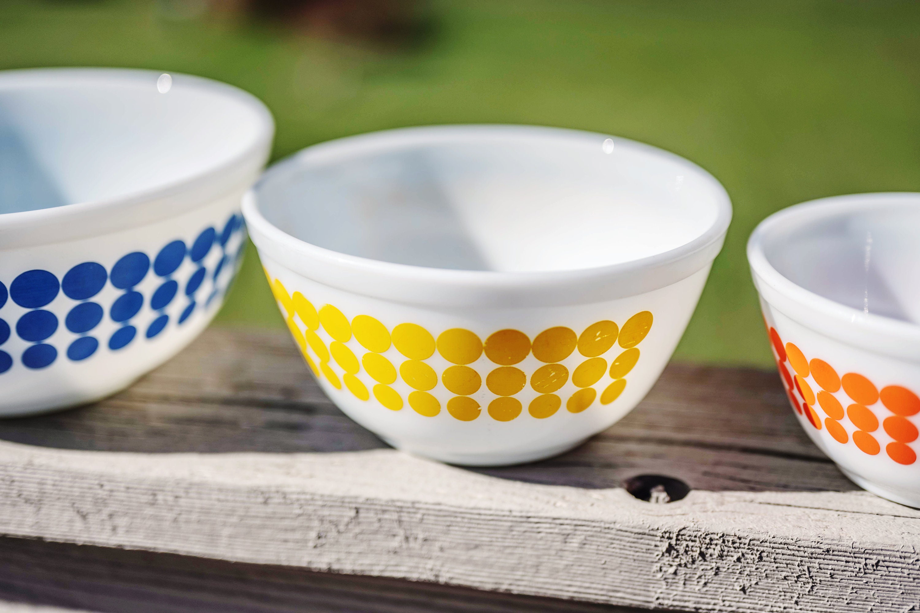 Amazing, Shiny, Crisp Pyrex Dots Mixing Bowl Set, in Great Amazing, Shiny, Crisp Pyrex Dots Mixing Bowl Set, in Great