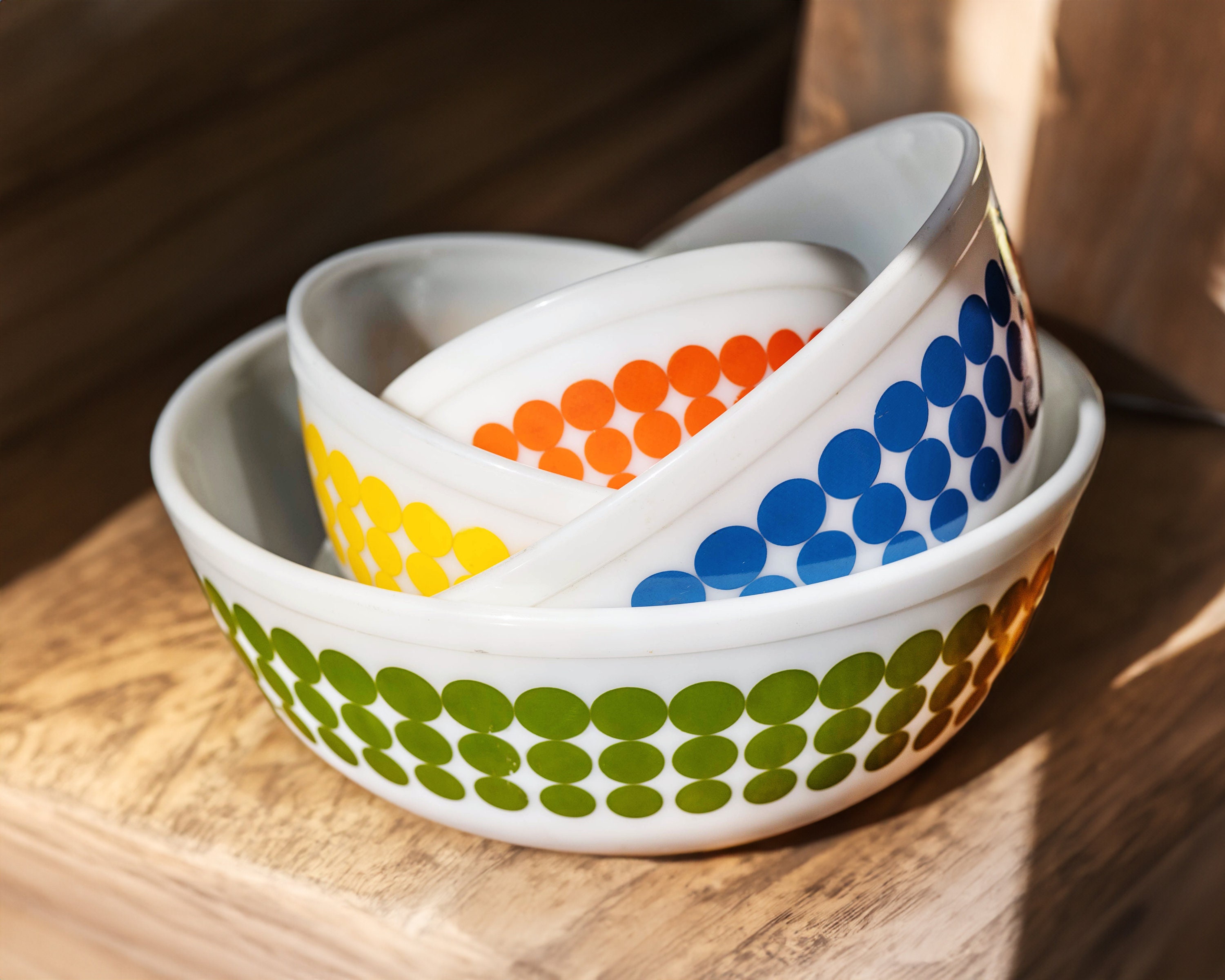 Amazing, Shiny, Crisp Pyrex Dots Mixing Bowl Set, in Great