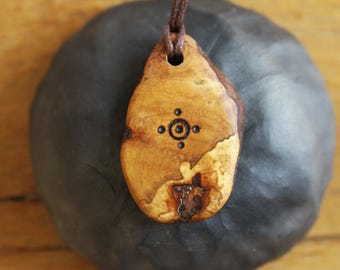 Amuleto in radice di biancospino "Ruota del Sole" | Bellissimo legno di radice con simboli antichi