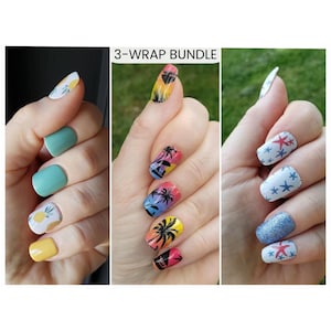Könnte beinhalten: Ein Set mit drei Nagel-Wrap-Bundles. Ein Set zeigt türkisfarbene und gelbe Nägel mit Ananas-Designs. Ein weiteres Set hat farbenfrohe Palmen-Designs. Das dritte Set hat blaue Glitzer- und Sterndesigns.