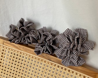 Betty Handgemachtes Massives Scrunchie aus karierter Baumwolle in dunkelbraun weiß kariert, Rüschen-Haargummi, haarschonend