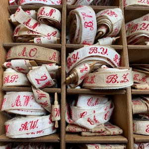 Etiquetas, monogramas, iniciales y cintas vintage de A.E. a B.Z. French Laundry