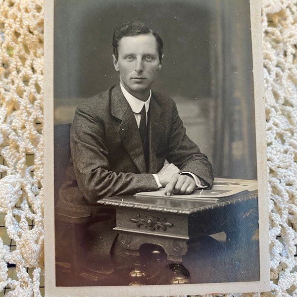 Carte de Visite CDV man behind desk, 1880s, photo card, cabinet card