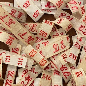 100 etichette miste per bucato francese, monogrammi, iniziali, numeri, nastro vintage
