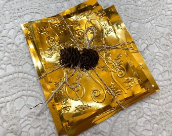 Variatie 1: goudglanzend papier met kerstthema in reliëf, 8 verschillende ontwerpen - ephemera scrapbooking voor junkjournalen