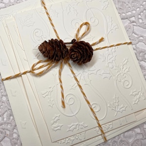 Variatie 1: licht crème reliëfpapier met kerstthema, 8 verschillende ontwerpen - efemere junkjournaling scrapbooking
