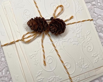 Variatie 1: lichtcrème papier met kerstthema in reliëf, 8 verschillende ontwerpen - ephemera scrapbooking voor junkjournalen