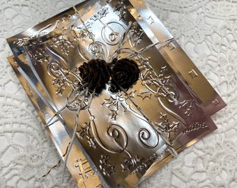 Variatie 1: zilverglanzend papier met kerstthema in reliëf, 8 verschillende ontwerpen - ephemera scrapbooking voor junkjournalen