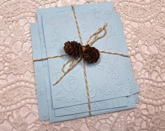 Variatie 1: pastelblauw papier met kerstthema met reliëf, 8 verschillende ontwerpen - ephemera scrapbooking voor junkjournalen