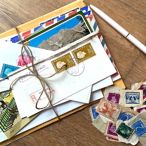 Pacote misto de envelopes vintage internacionais, envelopes de correio aéreo, cartões postais de 1970-2005, selos de 1914-1947