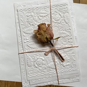 Papéis em relevo tingidos com chá branco muito claro, 8 designs diferentes - álbum de recortes de coisas efêmeras tingidas à mão