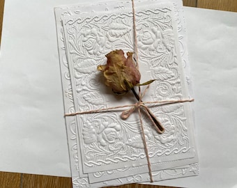 Zeer licht gebroken witte thee geverfd reliëfpapier, 8 verschillende ontwerpen - junkjournal handgeverfde ephemera scrapbooking