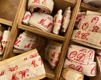 Labels, monogrammen, initialen en vintage linten van French Laundry uit het Midden-Oosten tot Nieuw-Zeeland.