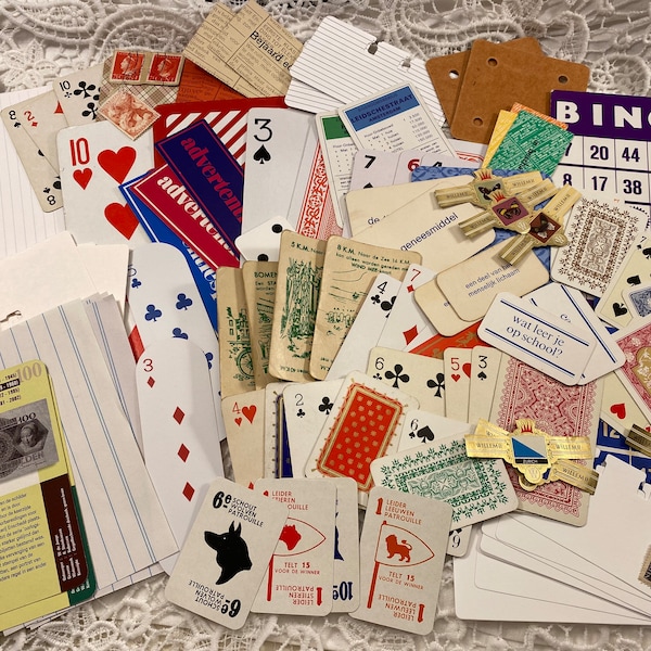 Confezione da oltre 150 MEGA Ephemera, principalmente vintage, carte da gioco da giganti a minuscole, carte da gioco, schede, carte Rolodex, francobolli, fascette per sigari, ecc.