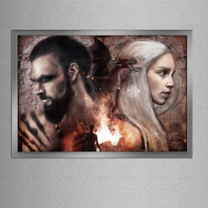 Puede incluir: Obra de arte enmarcada que presenta dos figuras, una con barba y la otra con pelo largo y blanco, sobre un fondo de fuego y un dragón. La obra tiene una temática fantástica con un estilo artístico detallado.