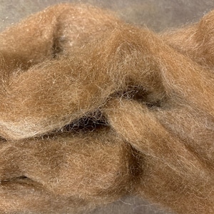 100 % alpacka-roving / Helt naturligt / Bruna varianter / Tillverkad i USA / Alpackor uppfödda i North Dakota / Bearbetade vid Dakota Fiber Mill i North Dakota