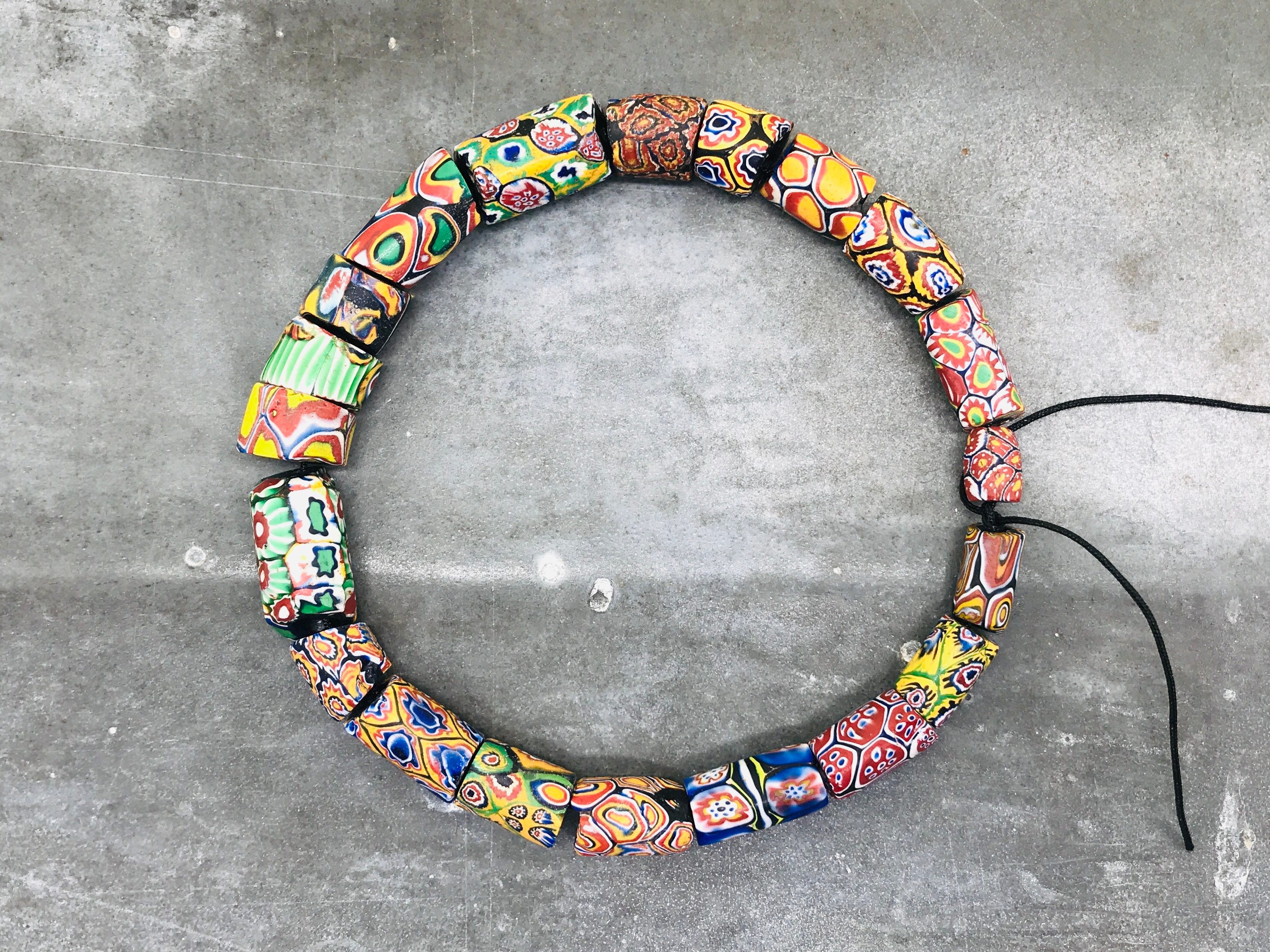 Collier Perles Millefiori Vénitien - Mosaïque Floral Multicolore - Longueur 22 Pouces