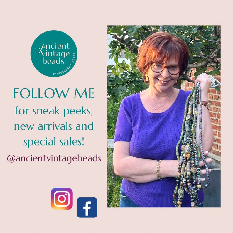 K&ouml;nnte beinhalten: Eine Frau h&auml;lt in ihren H&auml;nden eine Sammlung bunter Vintage-Perlen. Die Perlen sind auf mehreren Str&auml;ngen aufgef&auml;delt und bestehen aus verschiedenen Materialien, darunter Glas, Metall und Holz. Die Frau tr&auml;gt ein lilafarbenes Hemd und steht vor einer Backsteinmauer. Der Text "FOLLOW ME for sneak peeks, new arrivals and special sales! @ancientvintagebeads" ist auf der linken Seite des Bildes zu sehen. Social-Media-Symbole f&uuml;r Instagram und Facebook sind unter dem Text zu sehen.