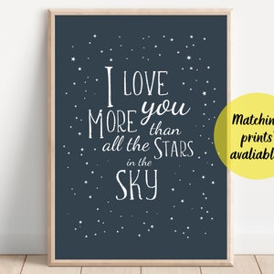 Puede incluir: Una impresión de arte de pared imprimible azul marino con texto blanco que dice "Te amo más que a todas las estrellas del cielo". El fondo está lleno de estrellas blancas.
