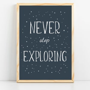 Può includere: Una stampa incorniciata con sfondo blu scuro e stelle bianche. La stampa presenta il testo "NEVER stop EXPLORING" in un font bianco scritto a mano.