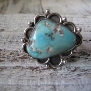 Vintage late 70s early 80s Navajo Single Stone Turquoise Statement Ring  - Size 8 3/4 (US)