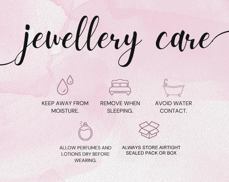 Puede incluir: Un fondo rosa acuarela con las palabras "jewellery care" en escritura elegante. Los iconos ilustran las instrucciones de cuidado: evitar la humedad, quitarse al dormir, evitar el contacto con el agua, dejar secar las lociones y guardar herm&eacute;ticamente.