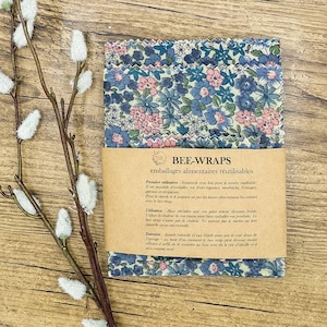 Peut inclure: Un ensemble de trois emballages alimentaires réutilisables avec un motif floral dans des tons de rose, bleu et vert. Les emballages sont faits de cire d'abeille et sont conçus pour être utilisés comme une alternative durable au film plastique. L'emballage comprend des instructions pour l'utilisation et l'entretien des emballages.