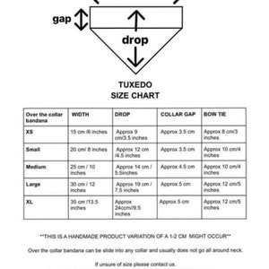 Puede incluir: Tabla de tallas de esmoquin con medidas en cent&iacute;metros y pulgadas para el ancho del pa&ntilde;uelo de cuello, la ca&iacute;da, el espacio del cuello y la corbata de lazo. Las tallas incluyen XS, Small, Medium, Large y XL.