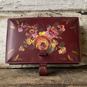 Recogemigas vintage de metal burdeos: rosas pintadas a mano Decoware