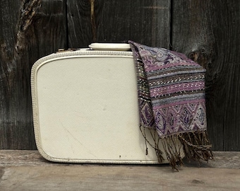 Walizka podróżna w stylu vintage z kości słoniowej, twarda walizka z lat 60. XX wieku, niebieskie wnętrze, retro walizka podróżna, pudełko do przechowywania w stylu vintage z patyną
