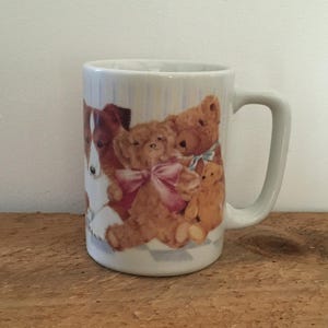 Caneca vintage Otagiri com filhote de ursinho de pelúcia e collie, pintada à mão no Japão, década de 1980. Ideal para amantes de animais.