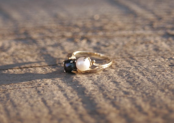 Black and White Pearl Ring - Double Pearl Ring - B