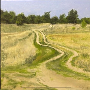 Pode incluir: Uma pintura a óleo retrata um caminho de terra sinuoso através de um campo de ervas altas. O caminho serpenteia pelo centro, conduzindo a uma fileira de árvores sob um céu azul pálido. A obra está assinada no canto inferior direito.