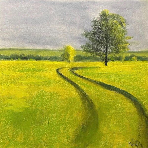 Paysage avec champs jaunâtres, chemin de terre et ciel nuageux.. Art figuratif. Peinture pastel sur papier.