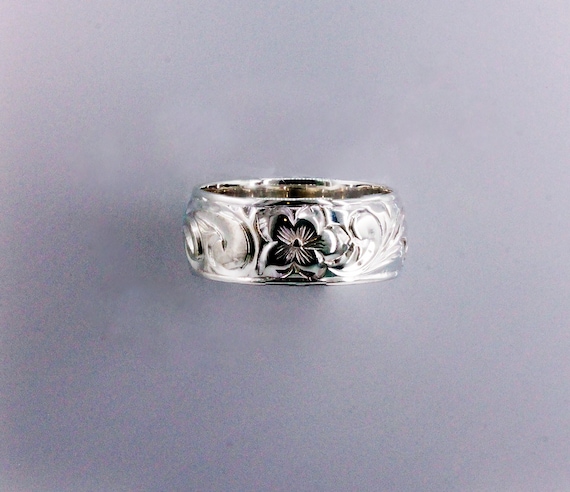 TITAN HANDGRAVIERT HAWAIIISCHER PLUMERIA ROLLENBAND RING