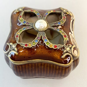 Szkatułka na drobiazgi Clover Biżuteria kolekcjonerska Emaliowana Zawiasy Wycinane klejnotami Markowe kryształy austriackie Ręcznie robione Royal Gem Collection