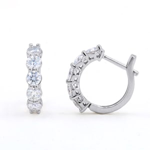 Boucles d&#39;oreilles Huggie en moissanite en or blanc 14 ct : pierres précieuses cultivées en laboratoire